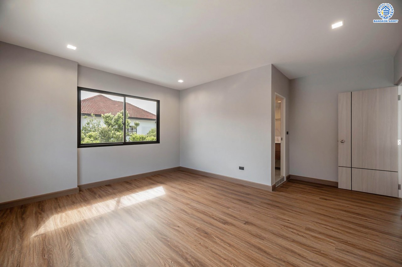 บ้านเดี่ยวฟิลคฤหาสน์มือสองตกแต่งใหม่ แบรนด์ LH ดีไซน์สุดหรูหรา โครงการ ลดาวัลย์ ปิ่นเกล้า เนื้อที่ 178.6 ตร.ว. บนพื้นที่ใช้สอยถึง 651.84 ตร.ม. ฟังก์ชันจัดเต็ม 5 ห้องนอน 7 ห้องน้ำ  1 ห้องแม่บ้าน จอดรถได้ถึง 3 คัน ทำเลศักยภาพติดถนนบรมราชชนนี เชื่อมต่อหลายเส้นทาง ใกล้มหาวิทยาลัยมหิดล และเซ็นทรัลศาลายา